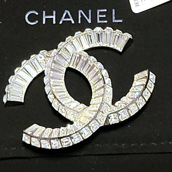 SOLD NEW AUTHENTIC Large CHANEL CC Logo Crystal Silver Classic PIN BROOCH (F21V) - Picture 1 of 12